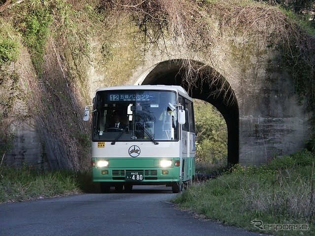 バス専用道に転用された阪本線の敷地を走る奈良交通のバス。トンネルの状態が悪いことから専用道の閉鎖が決まった。