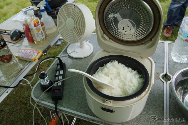 炊飯器ではご飯が炊きあがった