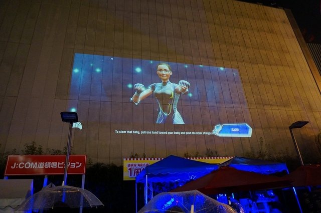 ビルを巨大スクリーンにして、来場者と一緒にプレイ!アメザリ平井の開放的なゲーム実況が大阪で