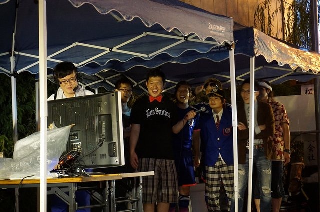 ビルを巨大スクリーンにして、来場者と一緒にプレイ!アメザリ平井の開放的なゲーム実況が大阪で