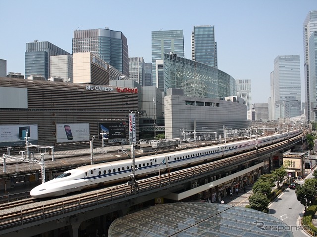 世界初の本格的な高速鉄道である東海道新幹線は1964年10月1日に開業した。写真は有楽町付近を通過する東海道新幹線のN700A。