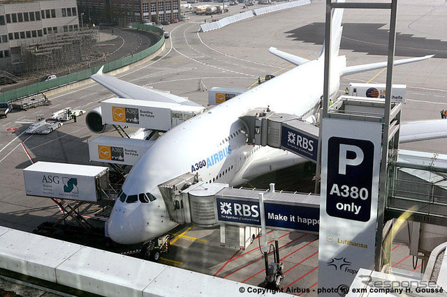 巨人機エアバス A380、世界デビュー