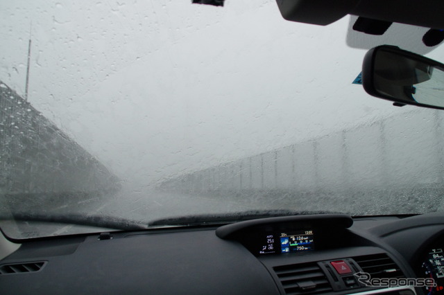 中国地方では豪雨に見舞われる。しかしアイサイトはしっかり追従