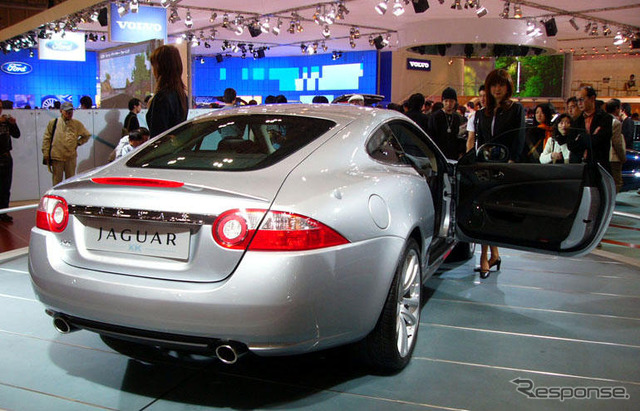 【東京モーターショー05】ジャガー XK 新型、早くも来日で人気