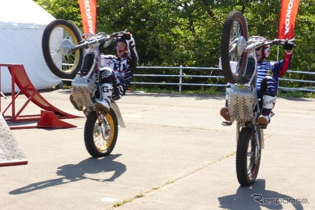 見物はバイクを使った曲技。コミカルなトークと妙技で会場を湧かせた