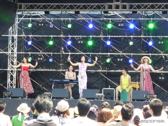ステージでは多くのコンサートも開催。写真は女性ボーカルユニット「as4M」