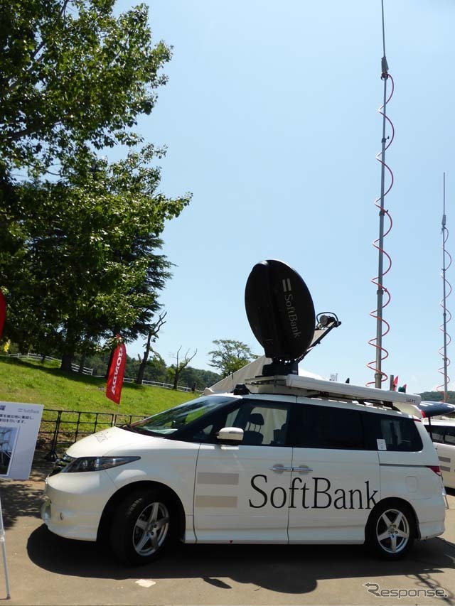 震災時に活躍したソフトバンクモバイルの衛星移動基地車も展示