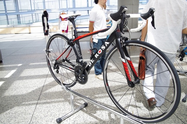 デローザ2015年モデル「アバント」カラーはブラック、レッド、ホワイト