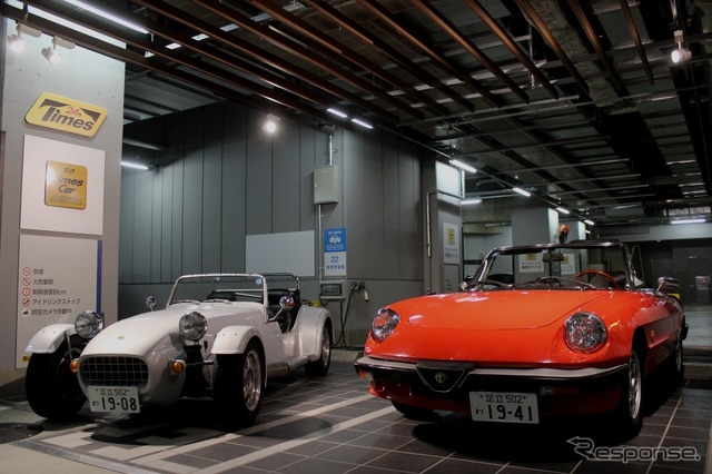 ウエストフィールド・スーパー7(左)、アルファロメオ・スパイダー(右)