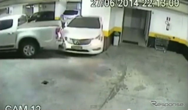 駐車場の監視カメラが捉えた映像