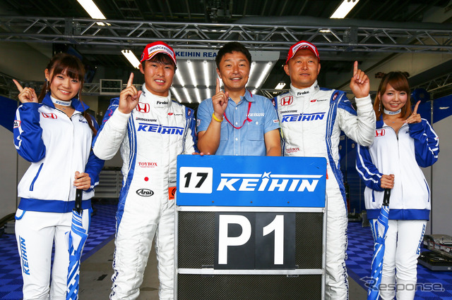 GT500ポールの#17 NSX陣営。塚越広大(左から2人目)、金石勝智監督(中央)、金石年弘(右から2人目)。
