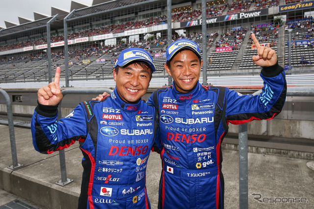 GT300ポールの佐々木孝太(左)と井口卓人。
