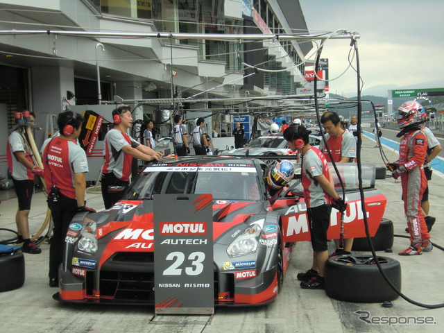 GT500予選2位の#23 GT-R(予選前日のピットストップ練習)。