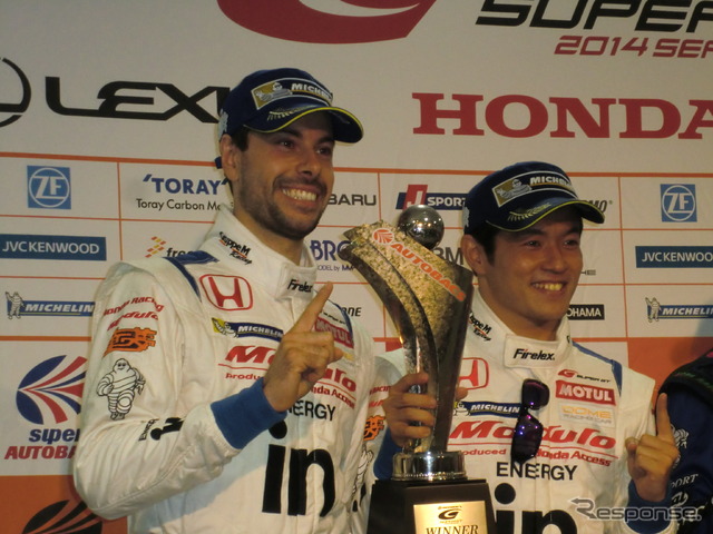 優勝のマコヴィッキィと山本尚貴。