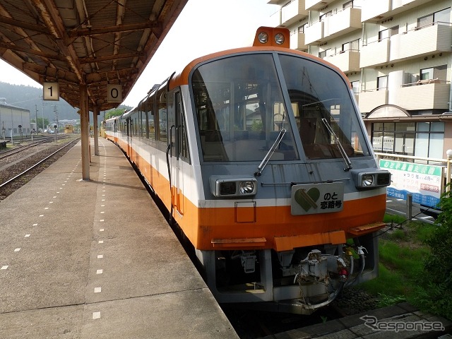 のと鉄道はかつて運用していたパノラマ車を使ったライブイベントを行う。写真は穴水駅構内で保存されているパノラマ車のNT800形気動車。