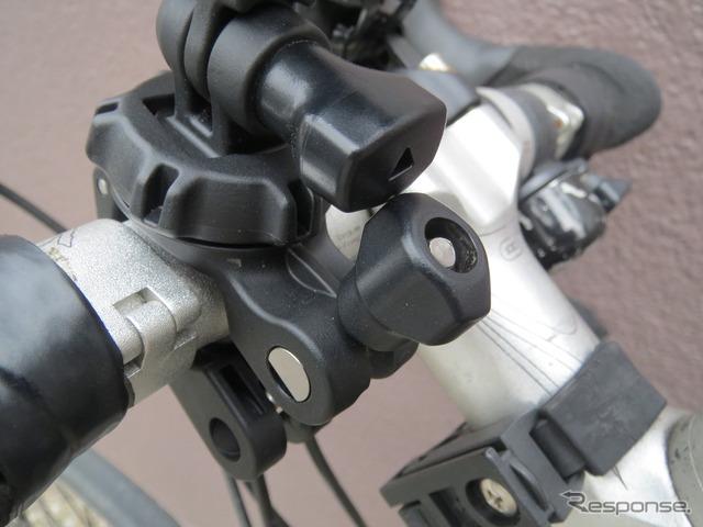 バイク・自転車用のマウント。バーの太さに応じたマウントキットが用意されている