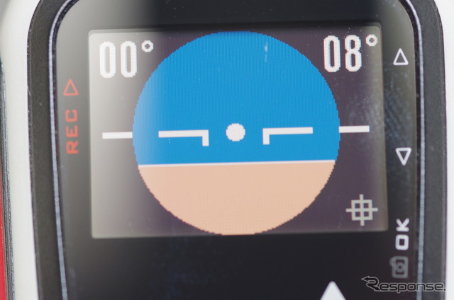 ディスプレイに水準器を表示することができるので、水平の調整をするときに役立つ。本体を上下逆に取り付けた時は設定で上下を逆にすることも可能だ。