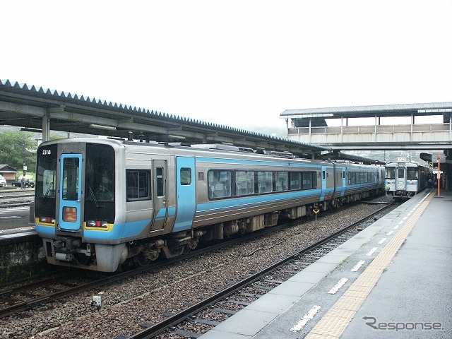 土讃線は引き続き大歩危～土佐山田間で運転見合わせ。前後の一部区間も普通列車のみ運転されている。写真は2006年5月の阿波池田駅で、このときも大雨の影響で特急列車は阿波池田駅まで運転され、阿波池田～高知間はバスによる代行輸送が実施された。