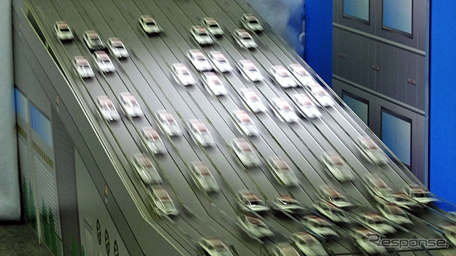 100台のパトカーがダーッと!