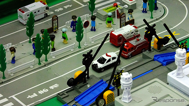 トミカのパトカーを探せ!