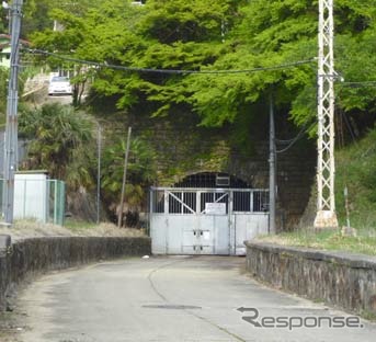 現在の旧・生駒トンネル。生駒方はけいはんな線のトンネルとして一部再利用されているが、石切方は今も完成当時の趣を保っている。