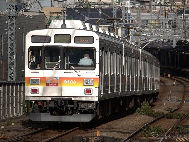 東急は8月23日に開催される多摩川の花火大会に合わせ、田園都市線と大井町線で臨時ダイヤでの運転を行う。写真は大井町線を走る9000系電車