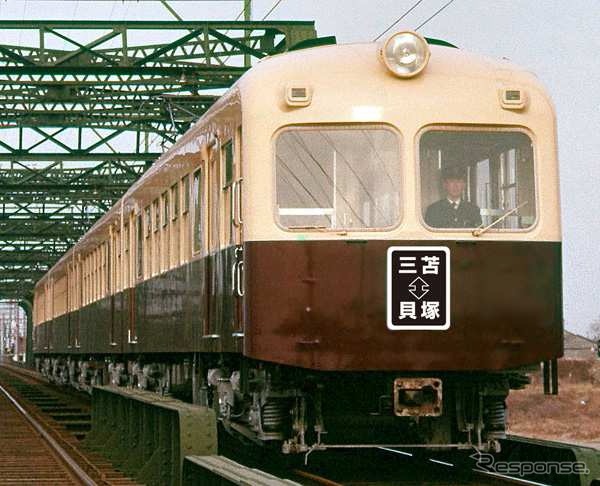 西鉄は313形の旧塗装車を使用した親子ツアーを8月30日に実施。先頭部にツアー限定のオリジナル方向板を掲出する。