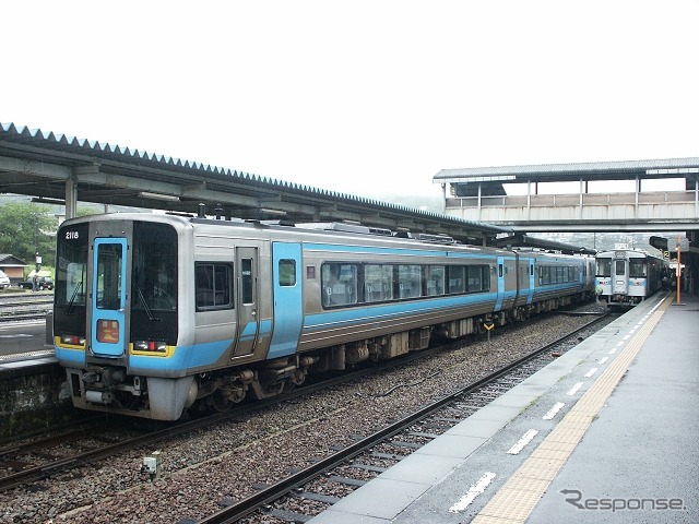 土讃線は8月13日の初発から全区間の運転を再開する見込み。写真は阿波池田駅で発車を待つ土讃線の特急列車。