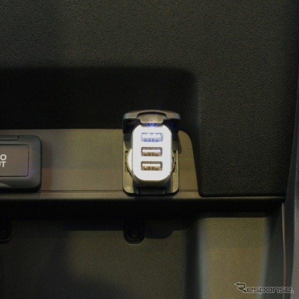 上海問屋・シガーソケット接続3ポートUSB充電器