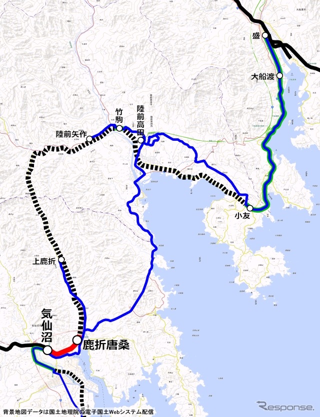 運休中の大船渡線気仙沼～盛間のルート。代行バスの大船渡線BRT（青）は竹駒駅付近と小友駅付近～盛間で大船渡線の線路敷地を活用した専用道を走る。このほど気仙沼～鹿折唐桑間（赤）の線路敷地も専用道化することが決まり、8月18日から工事に着手する。