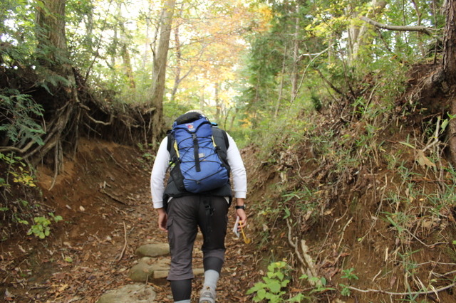 3種の神器と同様に重要なのが、登山の際の服選び。そのポイントは「素材」と「重ね着」にある。