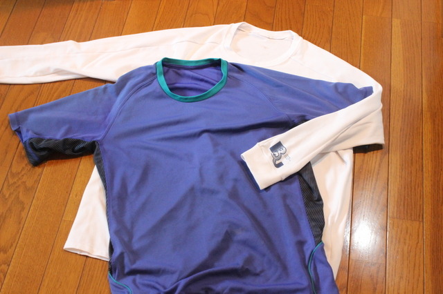 筆者の山服紹介。長袖Tシャツは山の師匠(ストームフィールドガイド)が作っているPQJのもの。カヤック用だが、山にも使える。着心地の良さも抜群。半袖はユニクロで購入。
