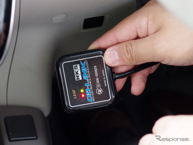 OBD IIコネクタに接続する送信機（HKS製）