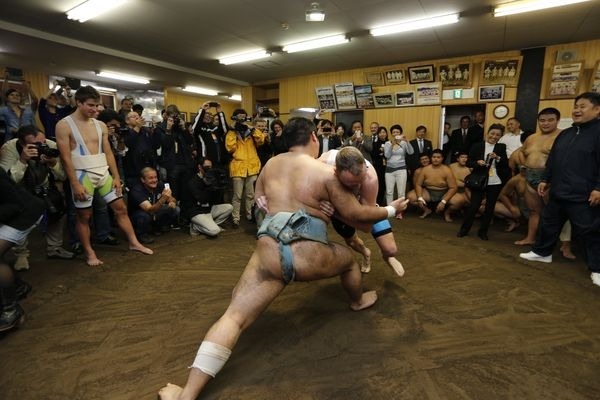 さいたまクリテリウムbyツールドフランスに出場する海外32選手や関係者らが、大会前日となる10月25日に現地入り。この日は埼玉栄中学・高等学校や盆栽美術館を訪問するなど、日本の伝統文化にふれあった。
