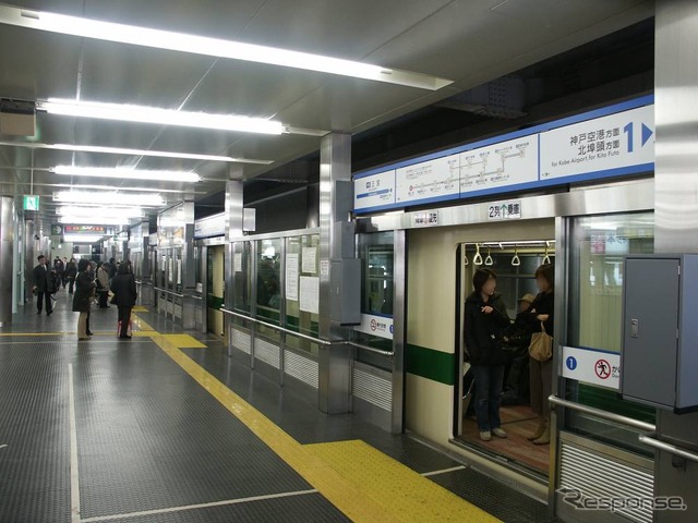 ポートライナーの三宮駅。車両の増備により平日朝ラッシュ時の混雑緩和が見込まれる。