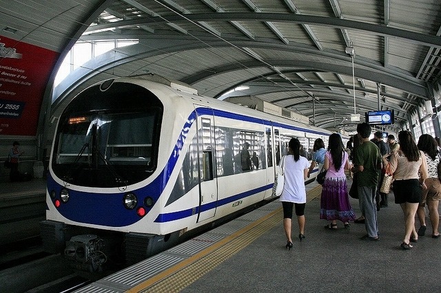 バンコク―空港間高架鉄道、安全性への懸念浮上