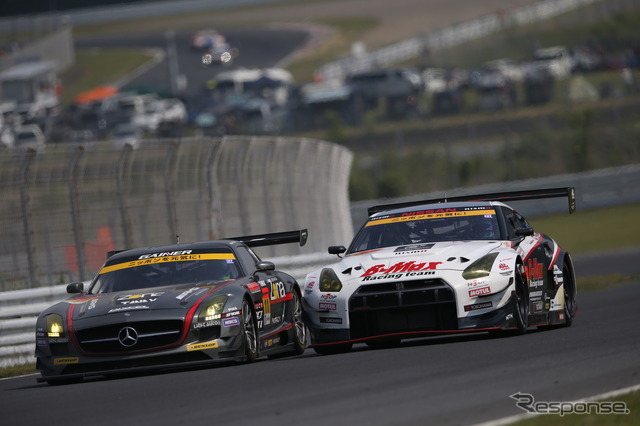 #11 メルセデスと#3 GT-Rが3位を争った。<撮影:益田和久>