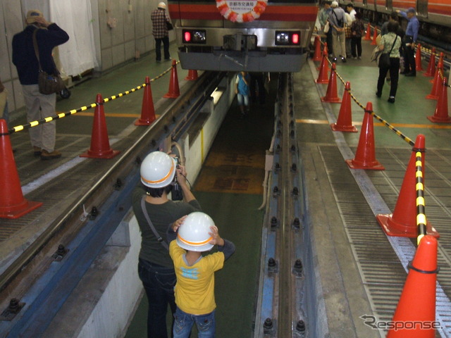 見学会では地下鉄車両の床下も見学できる。