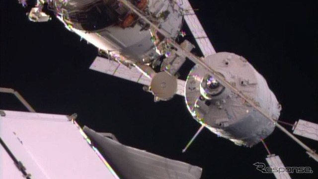 ISSの「ズヴェズダ」に接近するATV5号機(出典:JAXA/NASA)
