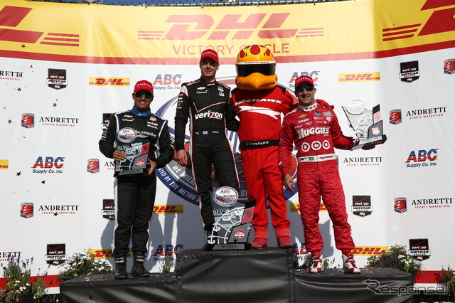 左から2位モントーヤ、優勝パワー、右端が3位カナーン。写真:INDYCAR