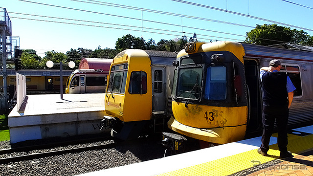 ローマ・ストリート駅で並ぶ新旧のクイーンズランド鉄道車両たち