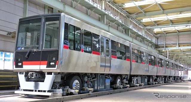 シーサイドラインは8月23日、花火大会にあわせ列車を増発した臨時ダイヤで運転する。写真は特別塗装の2000形。夜空の黒と朝焼けの赤でデザインされている