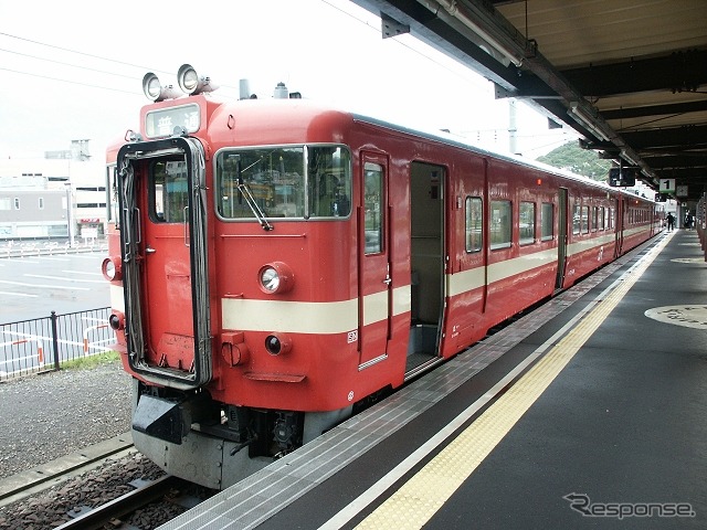 室蘭駅で発車を待つ711系（2005年）。本年度末までに全車引退する予定だ。