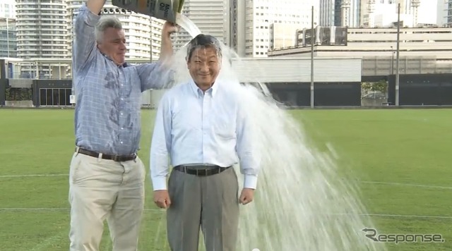 氷水をかぶる日産自動車の志賀俊之副会長