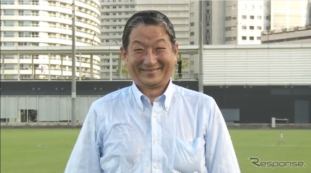 氷水をかぶる日産自動車の志賀俊之副会長