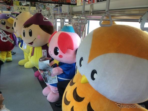 車内では沿線自治体のキャラクターとの記念撮影会が行われる。