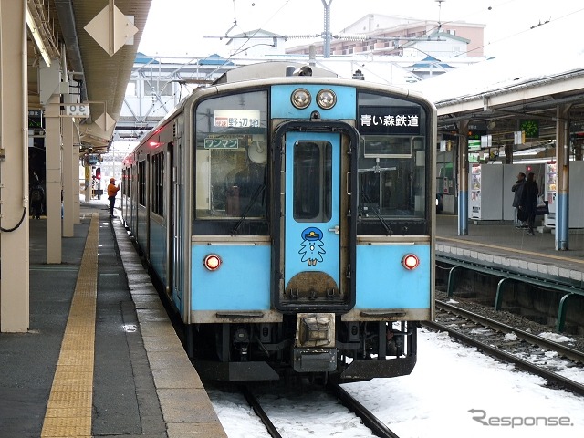 「トッキュウジャー」各放映回の最後では実在の列車を取り上げる「みんなの列車コーナー」がある。写真は同コーナーで取り上げられた青い森701系。