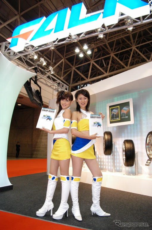 【東京モーターショー05】コンパニオン写真蔵…その72、ぶいっ