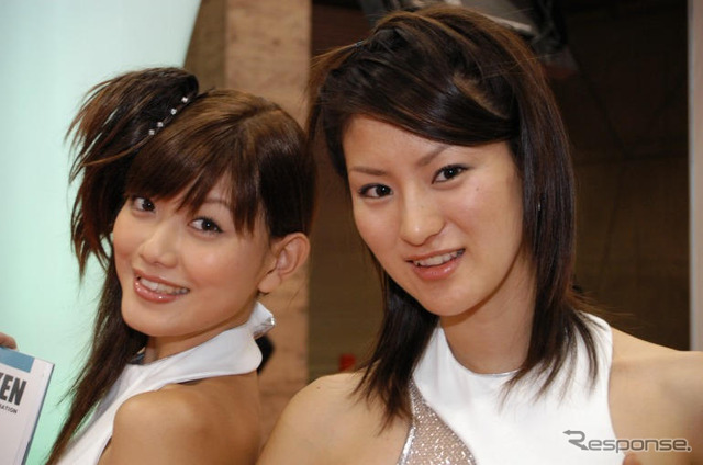 【東京モーターショー05】コンパニオン写真蔵…その72、ぶいっ