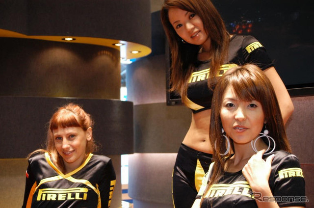【東京モーターショー05】コンパニオン写真蔵…その72、ぶいっ